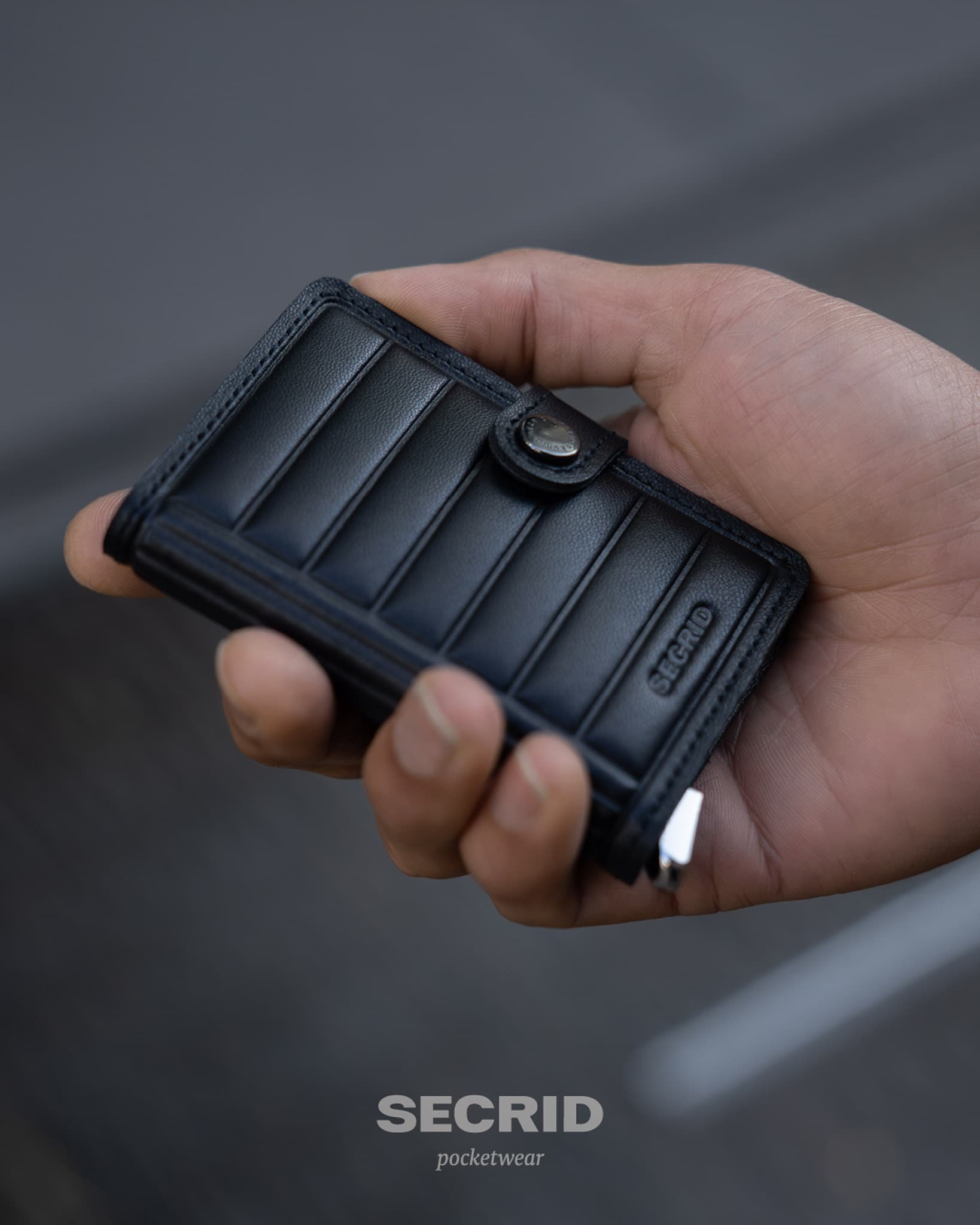 Emboss Lines MW Black Cardprotector